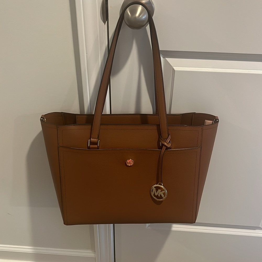 Michael Kors Maisie Leather Purse / Tote. Beautiful bag. Two outside pockets